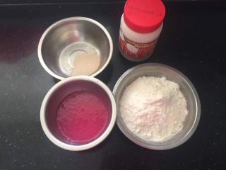 7、火龙果汁软欧包,准备好材料。