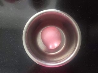 11、火龙果汁软欧包,放入碗中进行第一次发酵。