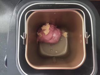 9、火龙果汁软欧包,大约10分钟的时候放入黄油和盐继续完成揉面程序。