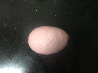 13、火龙果汁软欧包,取出揉揉排气。