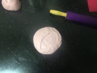 15、火龙果汁软欧包,取一块擀成圆形。