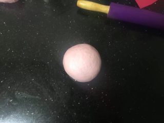 17、火龙果汁软欧包,四周边缘捏向中心，反过来整成圆形。