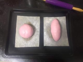 19、火龙果汁软欧包,放入烤盘进行二次发酵。