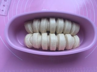 10、葡萄干小吐司,放入模具,发酵