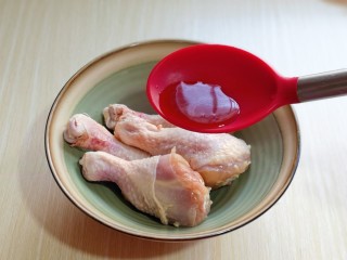 3、好吃不胖~无油低脂零失败的奥尔良面包糠烤鸡腿,加入料酒。