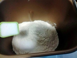 2、馓子,把盐放入面粉中。