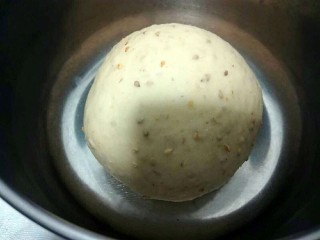 6、馓子,把面和至光滑。