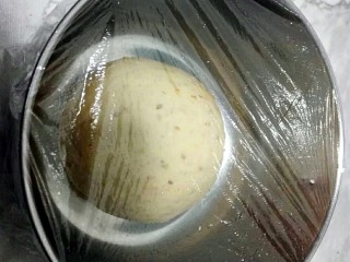7、馓子,揉好后的面用保鲜膜盖上，自然醒发15分钟左右。15分钟之后再揉几下，然后再还是保鲜膜醒发30分钟。