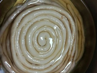9、馓子,把搓好的面放入油里面泡着，泡在油里自然的醒发，这样醒发好的比较好拉，也不容易拉断。醒发的时间要看天气，夏天1-2个小时就可以，冬天最好时间长一点，我是头一天早上泡，第二天上午炸。