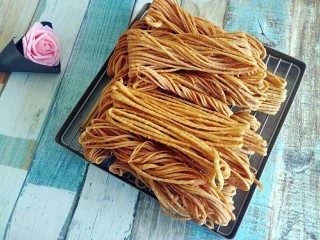 15、馓子,炸至金黄色，捞出来控一控油，就可以吃了。