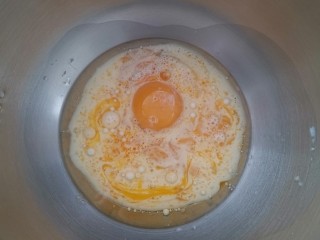 2、千层福袋蛋糕,鸡蛋+油+奶搅匀