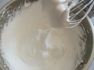 4、千层福袋蛋糕,打发蛋白(分三次加入糖)