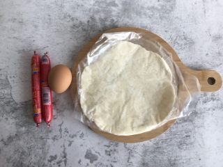 1、手抓饼版香肠可颂,准备好食材