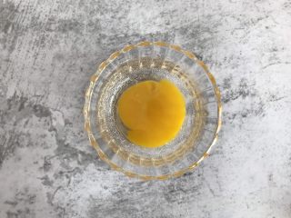 3、手抓饼版香肠可颂,把蛋清蛋黄分离，蛋黄备用