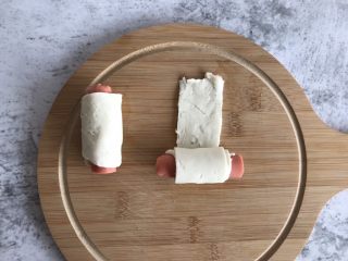 5、手抓饼版香肠可颂,一条手抓饼卷起半根香肠