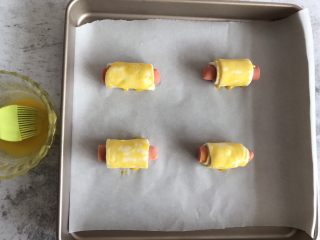 6、手抓饼版香肠可颂,刷上蛋黄液，反复刷两遍