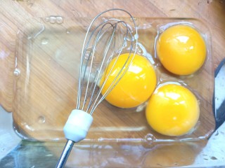 7、菠菜鸡蛋糕,盘中抹上一层油，打入鸡蛋