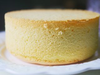 11、香芋戚风蛋糕,烤完后，将模具拿出，开口朝上离地10CM落下，然后立即倒扣，至冷却后脱模