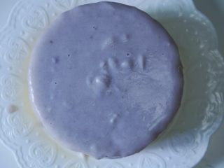 16、香芋戚风蛋糕,打好的芋泥直接倒到蛋糕上