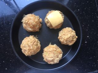 12、芝士肉松饭团,外面裹上儿童肉松