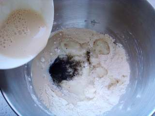 3、竹炭软欧包,酵母粉用温水（分量内）融化后倒入搅拌桶里。