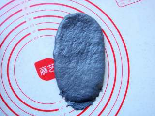 8、竹炭软欧包,擀成长条面片。末端压薄方便封口。