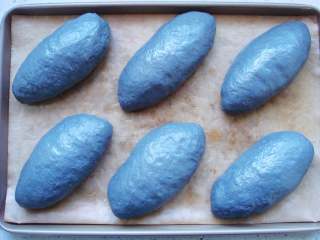 12、竹炭软欧包,发酵至稍微变大。