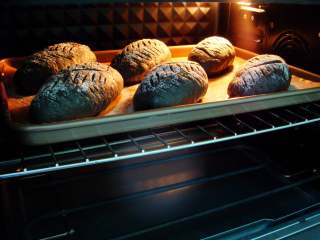 15、竹炭软欧包,烤箱提前预热：上180度，下175度，烤28分钟。