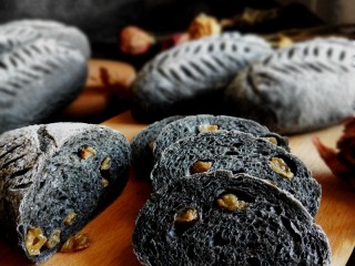 17、竹炭软欧包,组织绵软，低脂健康。