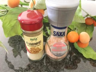 2、上海炸猪排,准备盐和白胡椒粉，