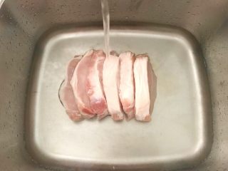 7、上海炸猪排,首先，我们将猪排用清水冲洗干净，