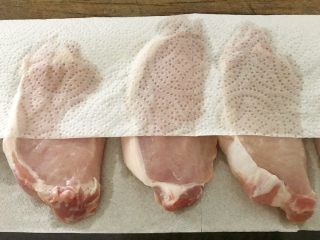 8、上海炸猪排,用厨房纸吸干水分，