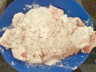 13、上海炸猪排,将猪排两面沾上玉米淀粉，