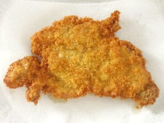 17、上海炸猪排,放在厨房纸上，吸去多余的油，蘸上自己喜欢的蘸料就可以开吃了。