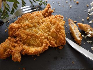 18、上海炸猪排,切开，蘸上辣酱油，慢慢享用吧…