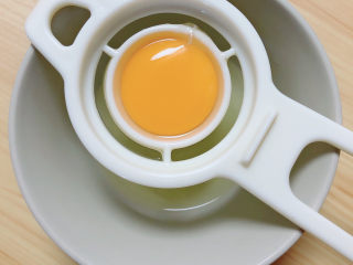2、酸奶芝士蛋糕,将鸡蛋蛋黄蛋清分离。