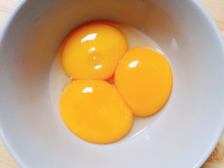 3、酸奶芝士蛋糕,将蛋黄准备好。