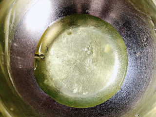 4、酸奶芝士蛋糕,蛋清放入干净的盆中。