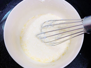 5、酸奶芝士蛋糕,将奶油奶酪隔水加热融化,搅拌融化。