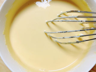 8、酸奶芝士蛋糕,加入炭烧酸奶,搅打均匀。