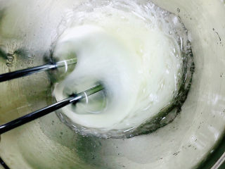 11、酸奶芝士蛋糕,打发蛋白,保证打蛋头和打蛋碗干净。