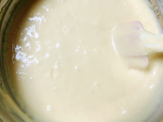 16、酸奶芝士蛋糕,拌好的蛋糕糊应该是非常浓稠细腻的状态。预热烤箱,180度预热10分钟。