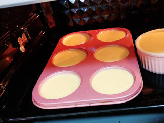 18、酸奶芝士蛋糕,在烤盘里倒入热水(开水更佳),把蛋糕模放入烤盘里(直接放在水里),把烤盘放进预热好的烤箱下层,160℃,烤1个小时。