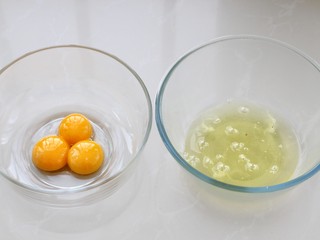 1、肉松小贝,将蛋黄和蛋清分离到两个干净无油的容器中