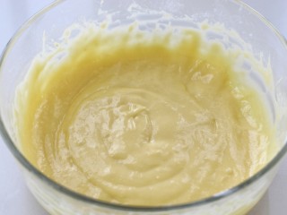 4、肉松小贝,搅拌至顺滑细腻状态，但不要搅拌过度，以免面粉起筋