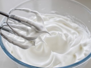 5、肉松小贝,蛋清中加入细砂糖和柠檬汁，用电动打蛋器高速打至硬性发泡，即提起打蛋器带出的蛋白霜呈直立的尖状