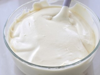 7、肉松小贝,再放入剩下的蛋白霜继续翻拌均匀