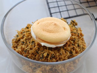 14、肉松小贝,在蛋糕的表面涂上沙拉酱，放到肉松中裹满肉松