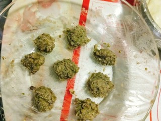 4、绿豆饼,分成一个个小圆馅儿
