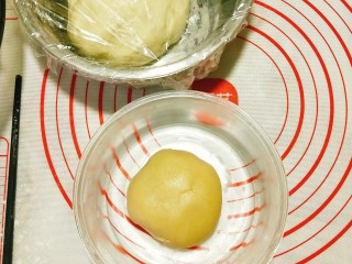 8、绿豆饼,两个面团分别醒发半小时